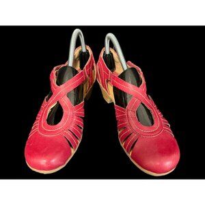 Softspots Women’s Size 8 Wide Red Leather Hook & Loop Closed Toe Shoes Pumps